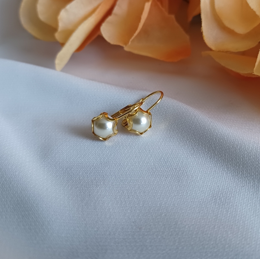 Elegant Gold and Pearl Stud Earrings